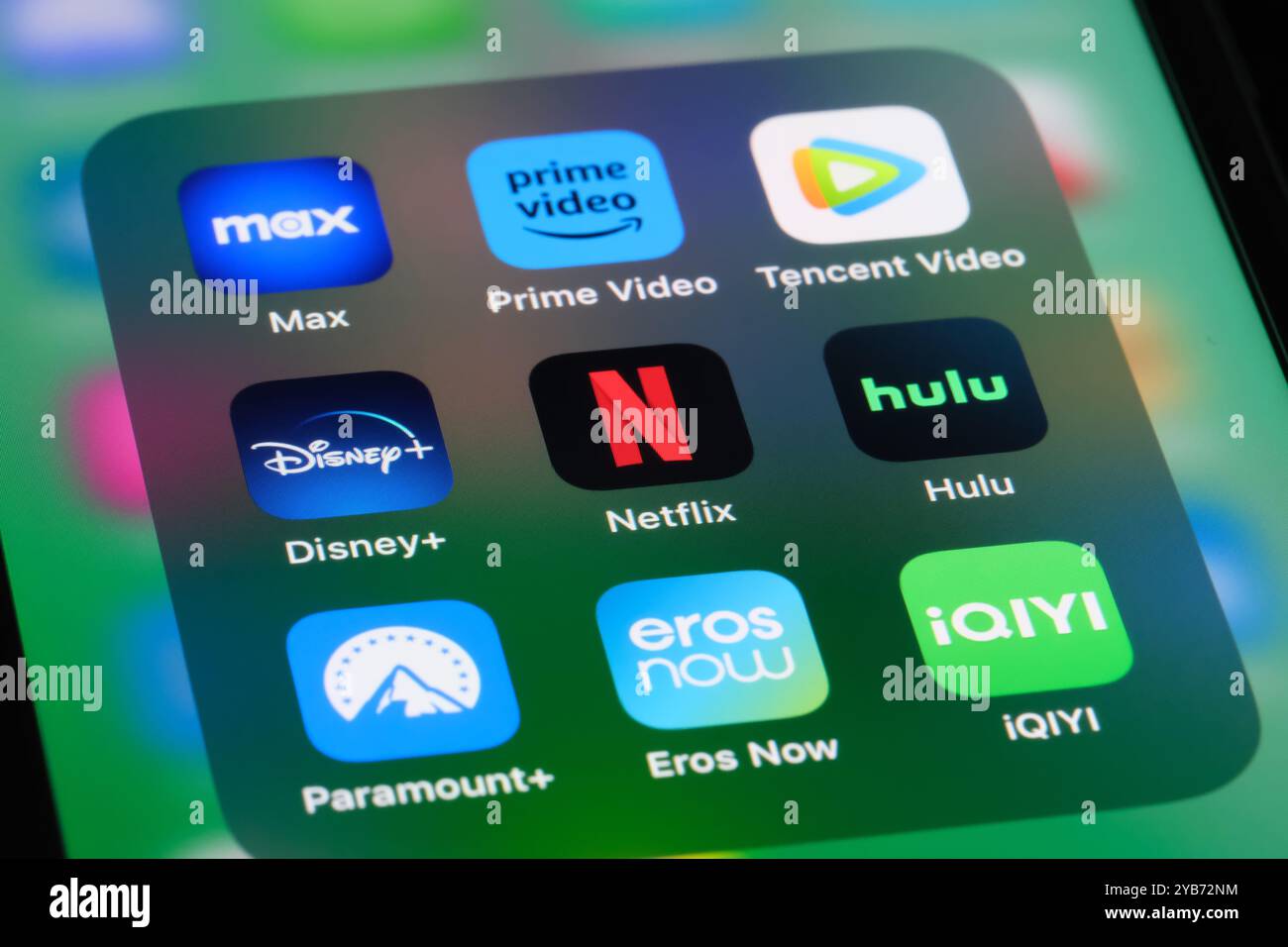 Netflix, Disney+, Max, Amazon Prime Video, Paramount+, Eros NOW, Hulu, iQiyi und Tencent Video App-Symbol auf dem Bildschirm. Verschiedene Online-Video-Streaming Stockfoto