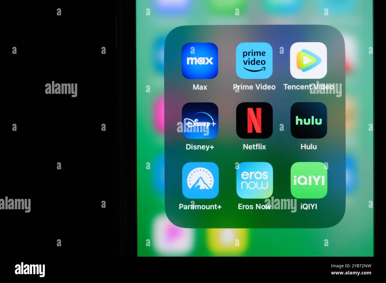 Netflix, Disney+, Max, Amazon Prime Video, Paramount+, Eros NOW, Hulu, iQiyi und Tencent Video App-Symbol auf dem Bildschirm. Verschiedene Online-Video-Streaming Stockfoto