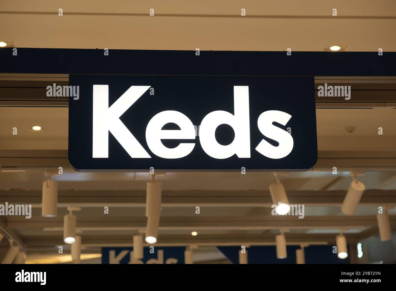 Shanghai, China - 26. November 2022: Close Up Keds Store Markenlogo. Amerikanische Schuhmarke Stockfoto