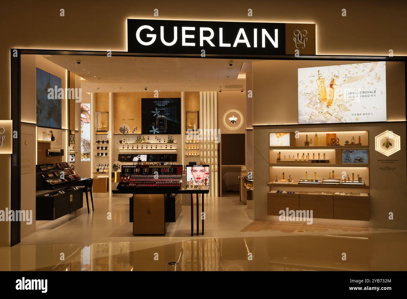 Shanghai, China - Dez. 18. 2022: GUERLAIN Einzelhandel und Markenlogo Stockfoto