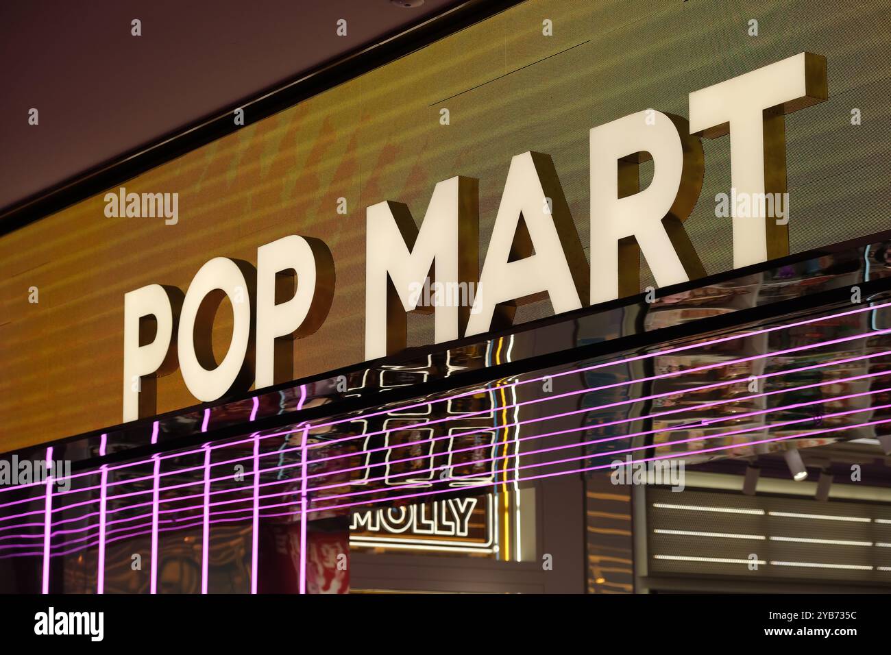 Shanghai, China-1. Januar 2023: Close up POP MART Store Schild. Chinesisches Spielzeughersteller Stockfoto