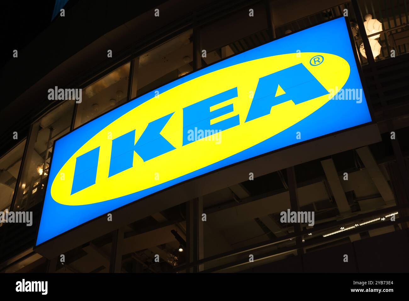 Shanghai, China - Nov. 4. 2022: Nahaufnahme des IKEA-Ladenschilds bei Nacht Stockfoto