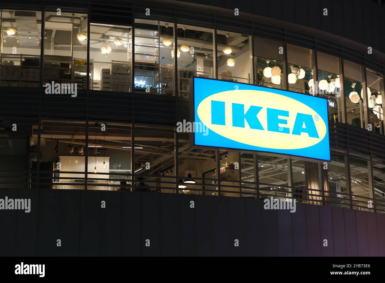 Shanghai, China - Nov. 2022: Außenansicht des IKEA-Einzelhandels und Markenlogo bei Nacht Stockfoto