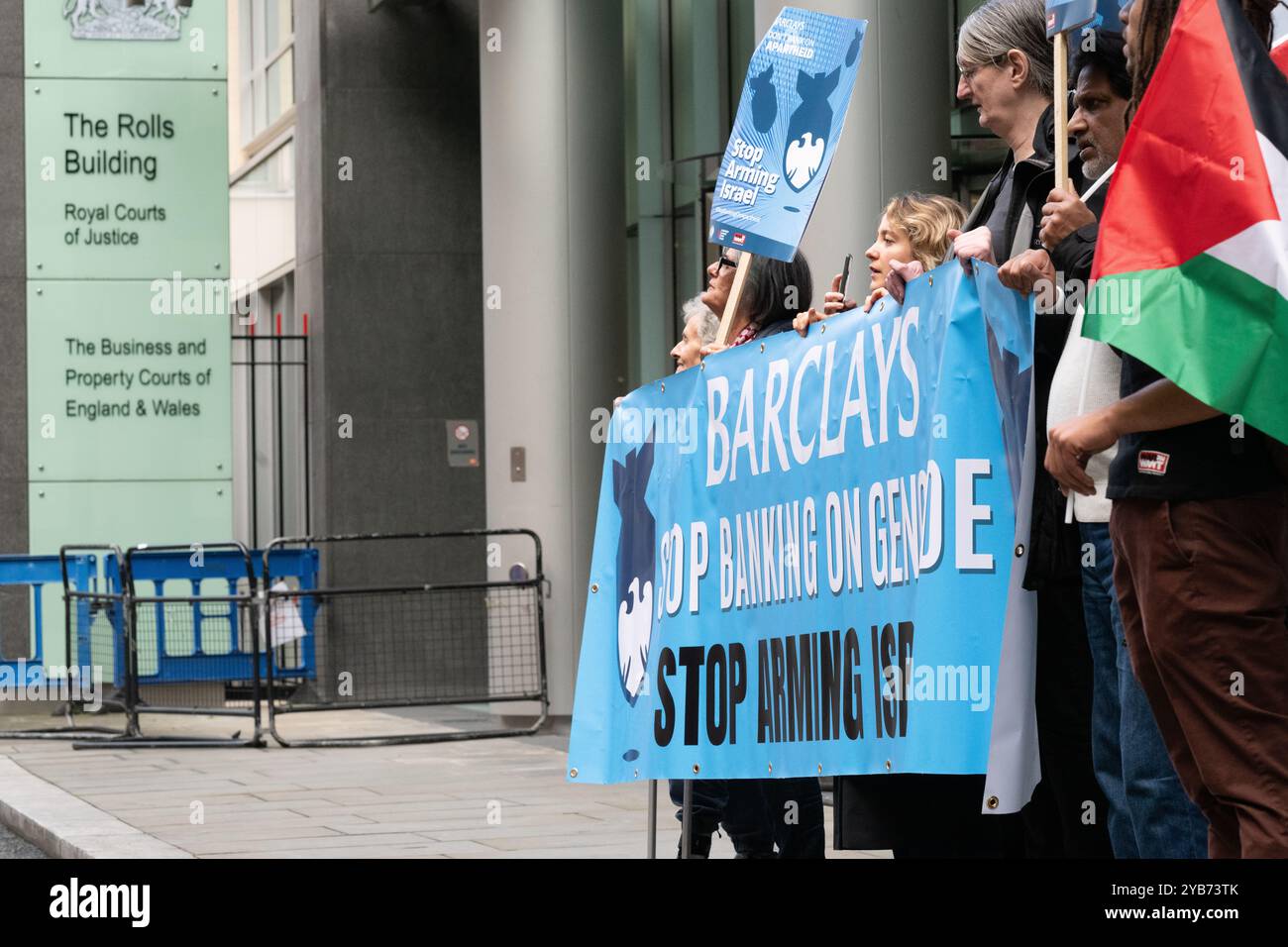 London, Großbritannien. 17. Oktober 2024. Aktivisten aus einer Koalition von Gruppen veranstalten eine Kundgebung vor dem Rolls Building, einem Teil des Royal Courts of Justice, während das High Court eine Anhörung abhält, um die Übernahme der Tesco Bank durch Barclays zu genehmigen. Palästinensische Solidaritätskampagne, Krieg gegen Not und Kampagne gegen Waffenhandel lehnen die Übernahme ab und behaupten, die Bank werde die Marke Tesco nutzen, um ihre Mittäterschaft am Völkermord Israels in Gaza zu verbergen. Barclays unterhält finanzielle Beziehungen zu Unternehmen, die Israel mit Waffen und Militärtechnologie beliefern. Quelle: Ron Fassbender/Alamy Live News Stockfoto