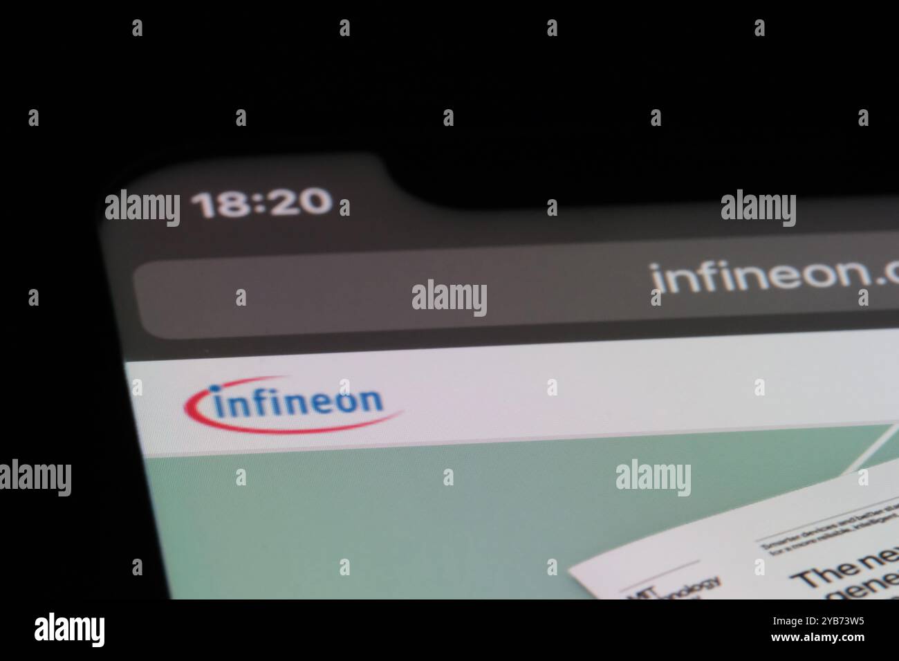 Schließen Sie sich das Logo der Infineon Technologies Firmenmarke auf der offiziellen Website an. Deutscher Halbleiterhersteller Stockfoto