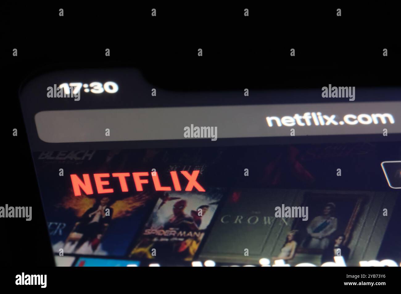 Schließen Sie das Logo der Netflix-Firmenmarke auf der offiziellen Website an. Amerikanisches Medienunternehmen Stockfoto