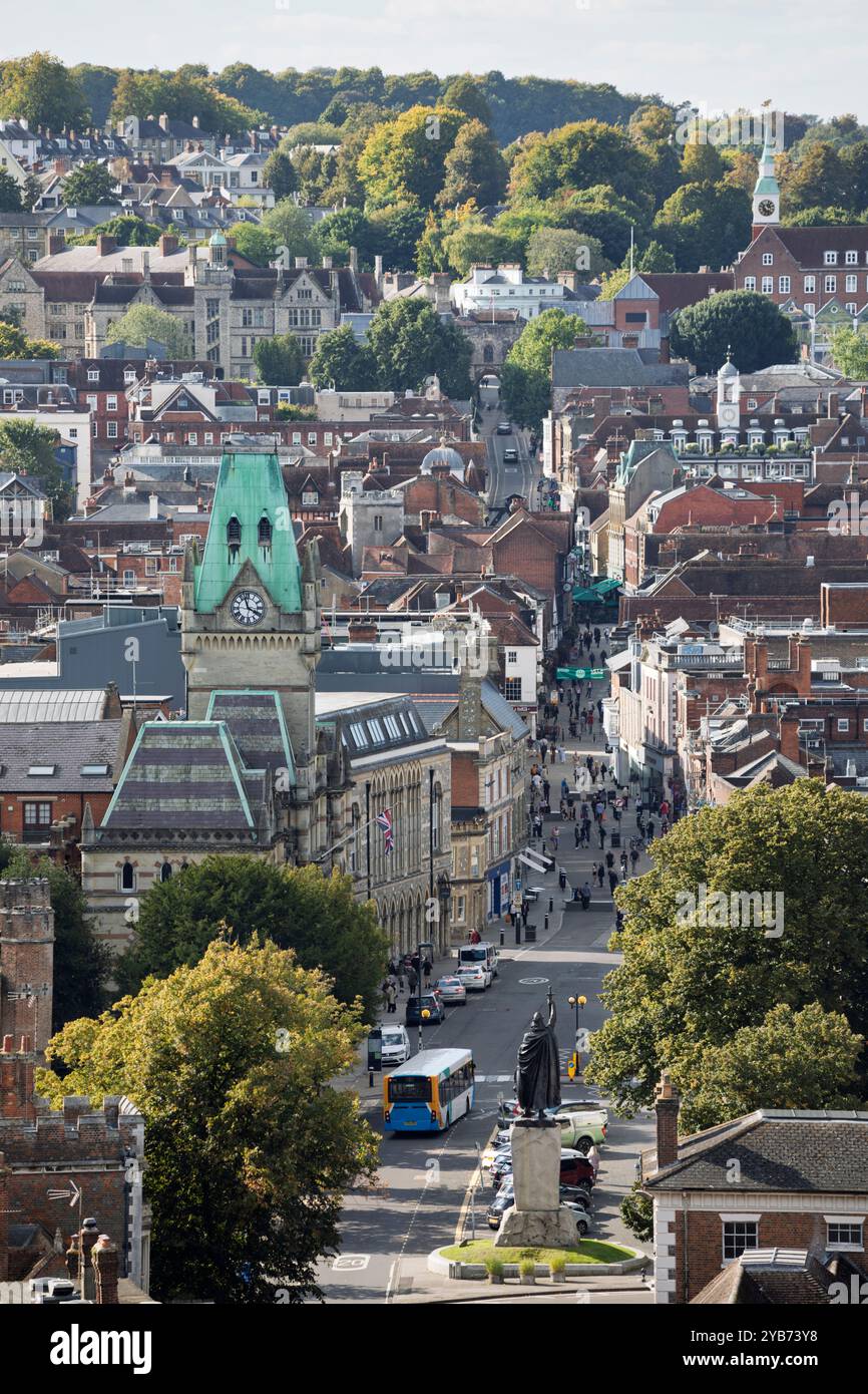 Blick auf die Statue von König Alfred dem Großen und die High Street, Winchester, Hampshire, England, Vereinigtes Königreich, Europa Stockfoto