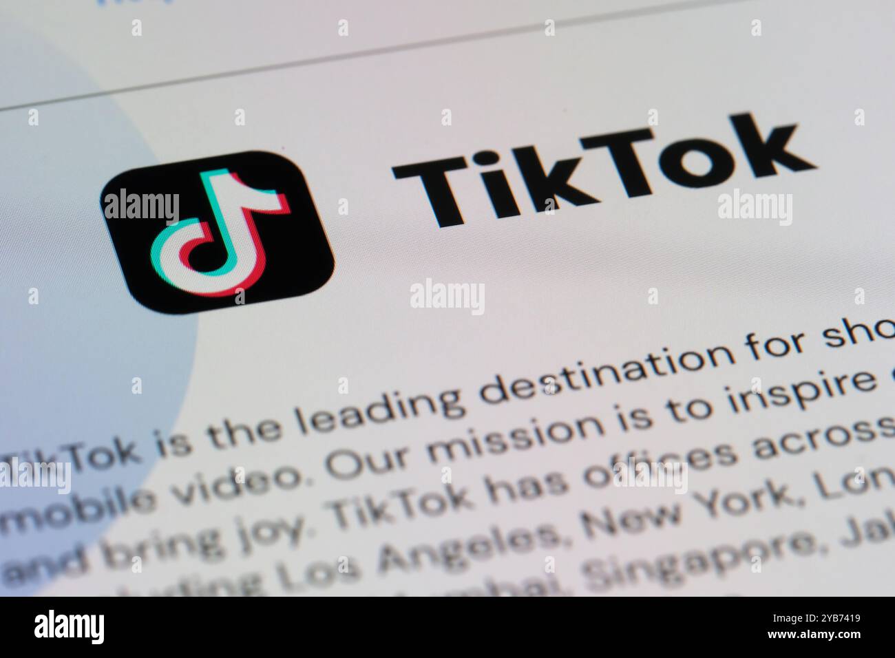 Schließen Sie sich das Logo der Marke TikTok App auf der offiziellen Website an Stockfoto