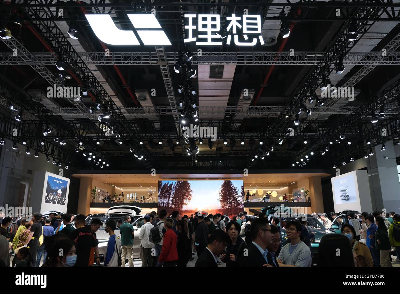 Shanghai, China - 22. April 2023: Viele Leute besuchen den Li Auto Stand auf der Shanghai Auto Show (Shanghai International Automobile Industry Exhibition). Chines Stockfoto