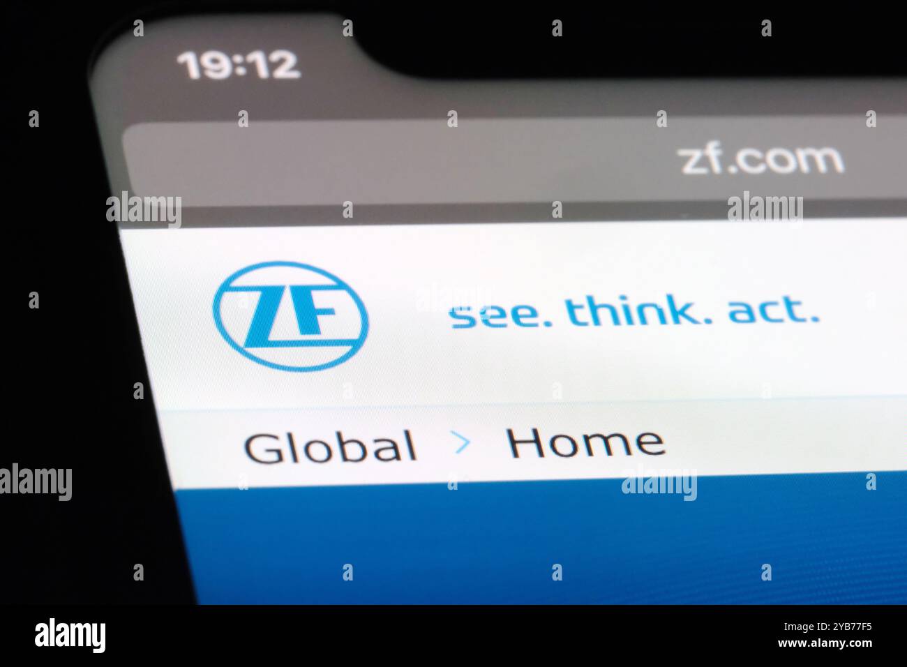 Schließen Sie das Firmenlogo von ZF Friedrichshafen auf der offiziellen Website an Stockfoto