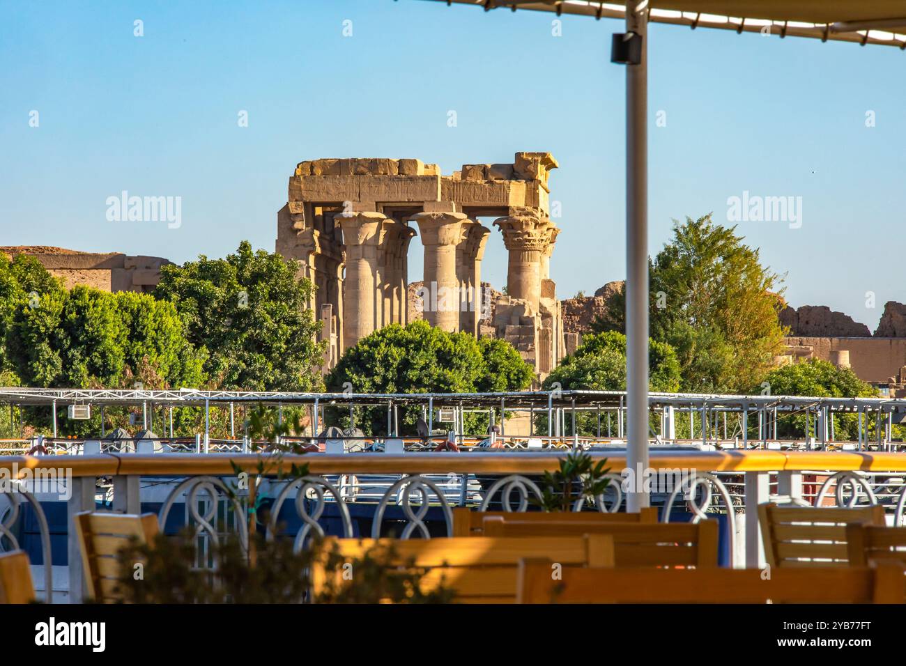 KOM Ombo, Ägypten; 17. Januar 2024: Besuchen Sie das Heiligtum am Nil von KOM Ombo, ein alter Tempel, der dem Krokodilgott Sobek gewidmet ist. Stockfoto