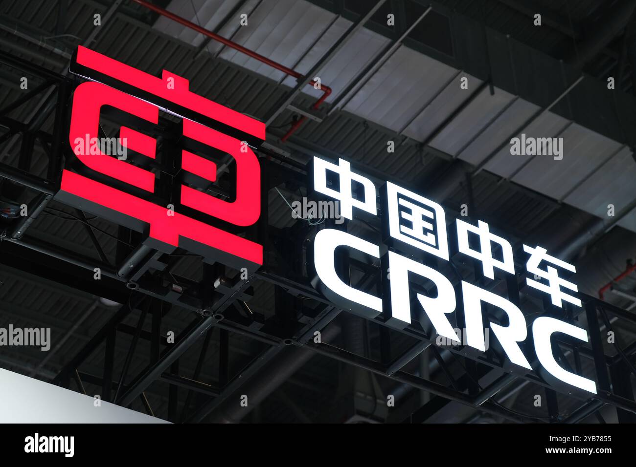 Shanghai, China, 22. April 2023: Close Up CRRC Corporation Markenlogo. Chinesischer staatseigener und öffentlich gehandelter Fahrzeughersteller Stockfoto