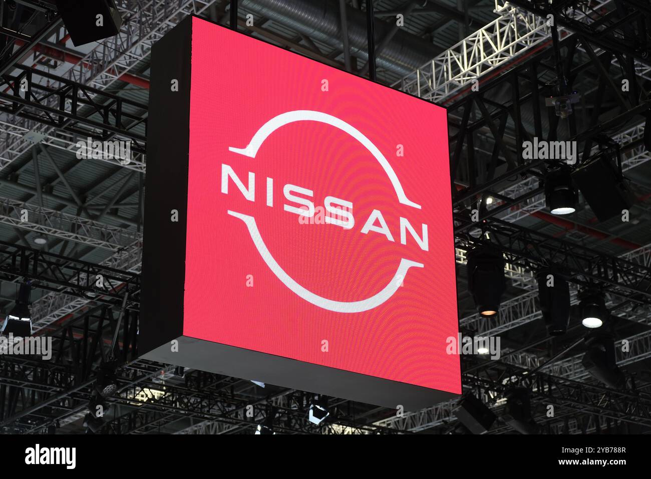 Shanghai, China - 22. April 2023: Nahaufnahme des Markenlogos der Nissan Motor Corporation Stockfoto