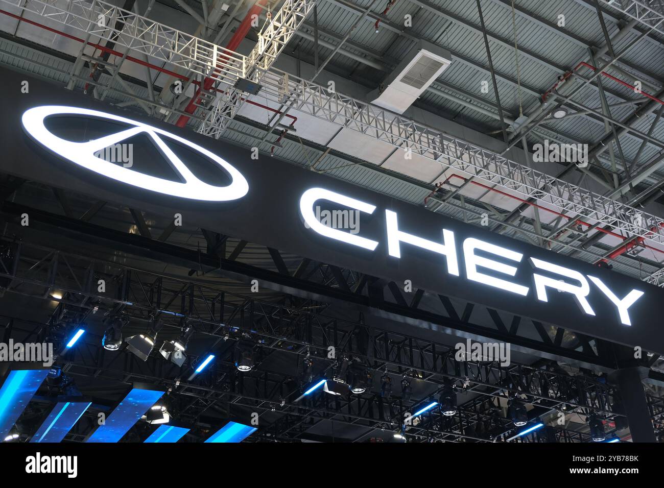 Shanghai, China - 22. April 2023: Close Up Chery Automobile Company Logo. Chinesischer staatseigener Automobilhersteller Stockfoto