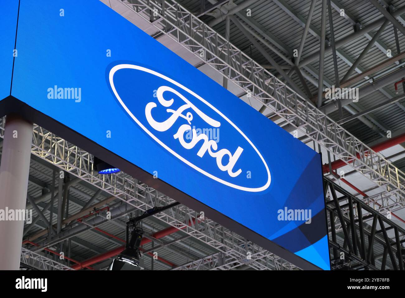 Shanghai, China, 22. April 2023: Nahaufnahme des Markenlogos der Ford Motor Company Stockfoto