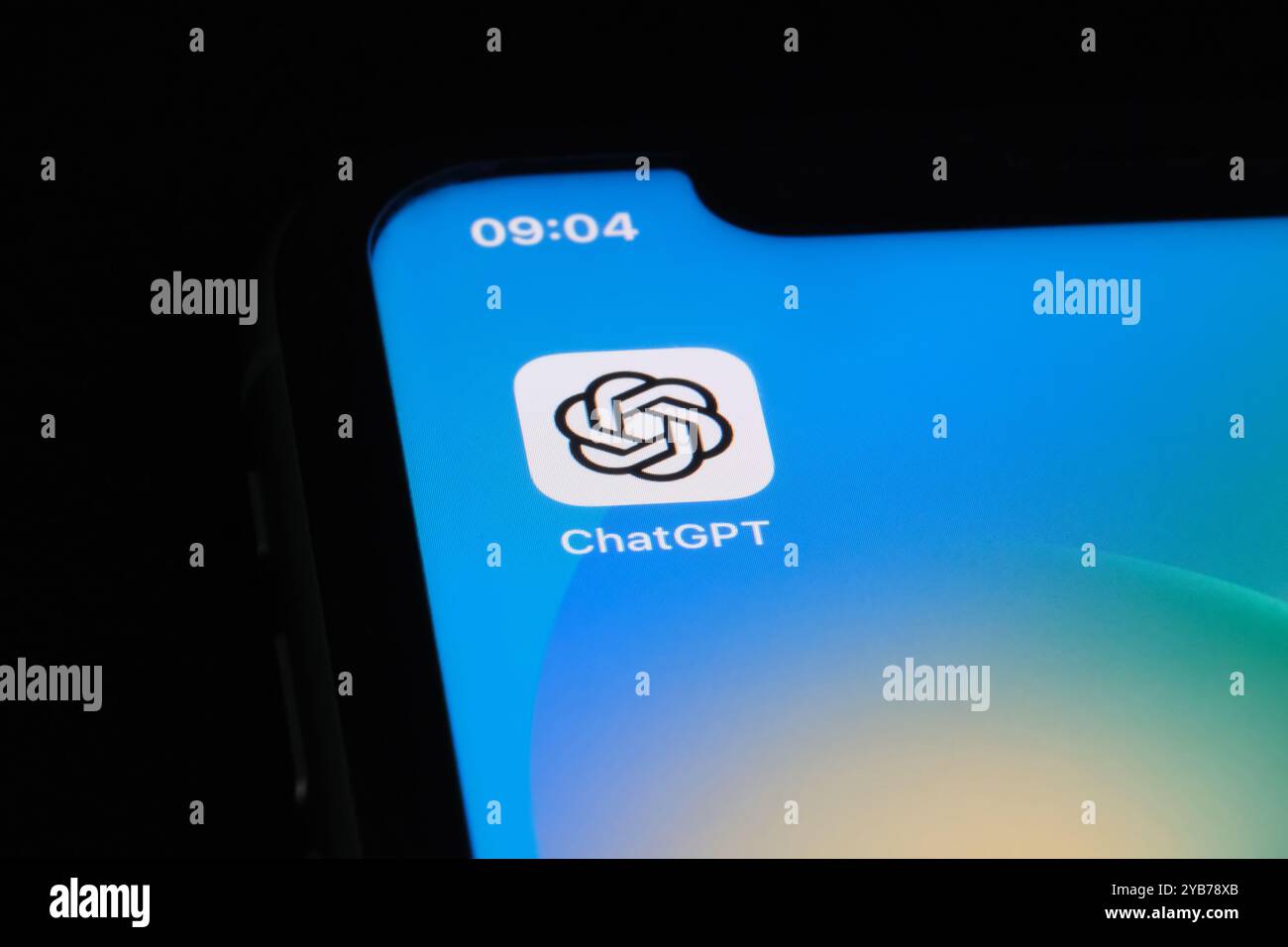 Schließen Sie sich das offizielle ChatGPT-App-Symbol auf dem Telefonbildschirm an. Stockfoto