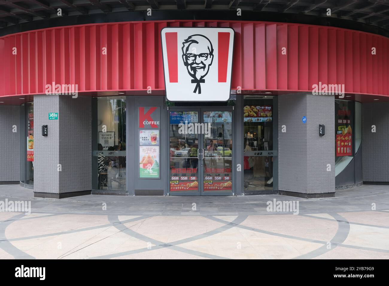 Shanghai, China - 4. Juni 2023: Fassade des KFC-Fast-Food-Restaurants Stockfoto