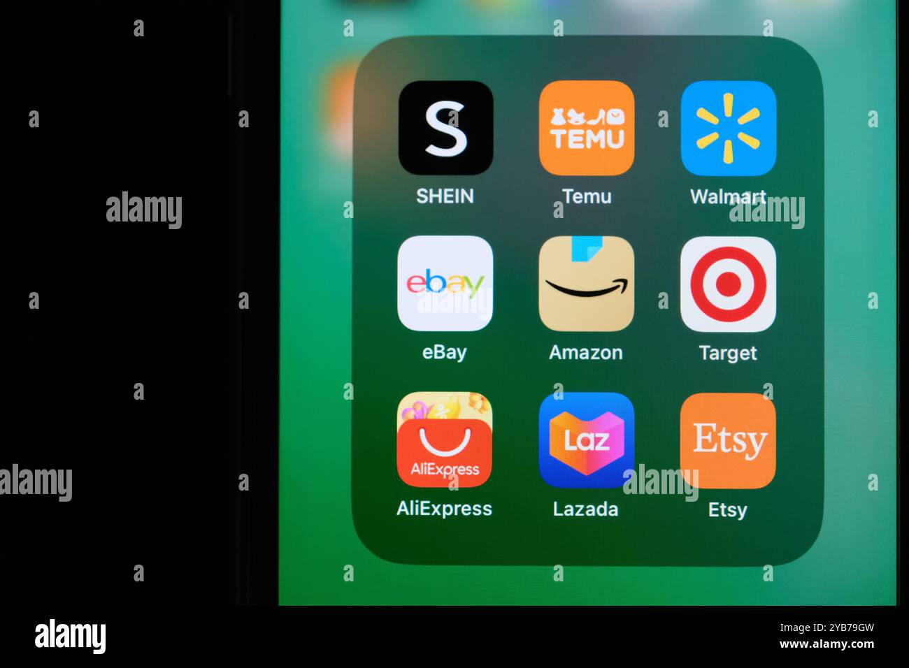 Amazon, eBay, SHEIN, Temu, Walmart, AliExpress-, Lazada-, Target- und Etsy-App-Symbol auf dem Bildschirm. Verschiedene E-Commerce-Firmen- und Markenlogos Stockfoto
