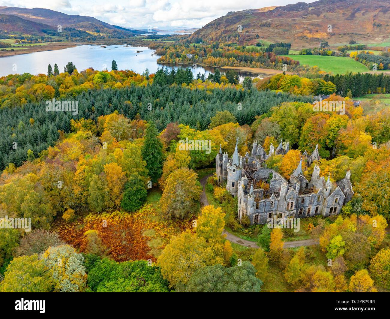 Pitlochry, Schottland, Großbritannien. Oktober 2024. Ruinen des Dunalastair House in der Nähe der Tummel Bridge in Perthshire, umgeben von Bäumen in Herbstfarben. Iain Masterton/Alamy Live News Stockfoto