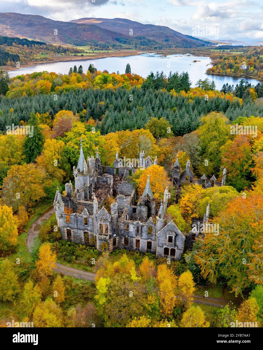 Pitlochry, Schottland, Großbritannien. Oktober 2024. Ruinen des Dunalastair House in der Nähe der Tummel Bridge in Perthshire, umgeben von Bäumen in Herbstfarben. Iain Masterton/Alamy Live News Stockfoto