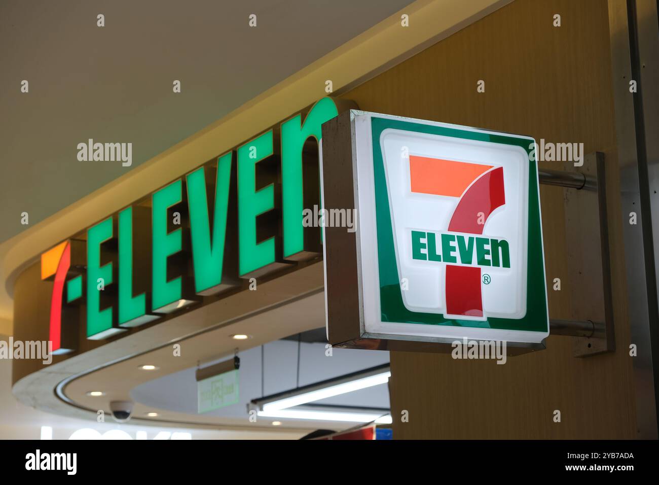 Shanghai, China-Feb. 25. 2023: 7-Eleven Ladenschild aus nächster Nähe. Markenlogo für 24-Stunden-Geschäfte Stockfoto