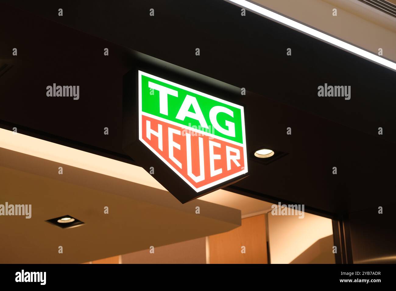 Shanghai, China-Feb. 23. 2023: Close up TAG Heuer Store Schild. Schweizer Luxusuhrenfirma Stockfoto