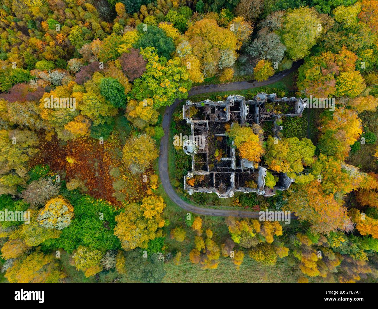 Pitlochry, Schottland, Großbritannien. Oktober 2024. Ruinen des Dunalastair House in der Nähe der Tummel Bridge in Perthshire, umgeben von Bäumen in Herbstfarben. Iain Masterton/Alamy Live News Stockfoto