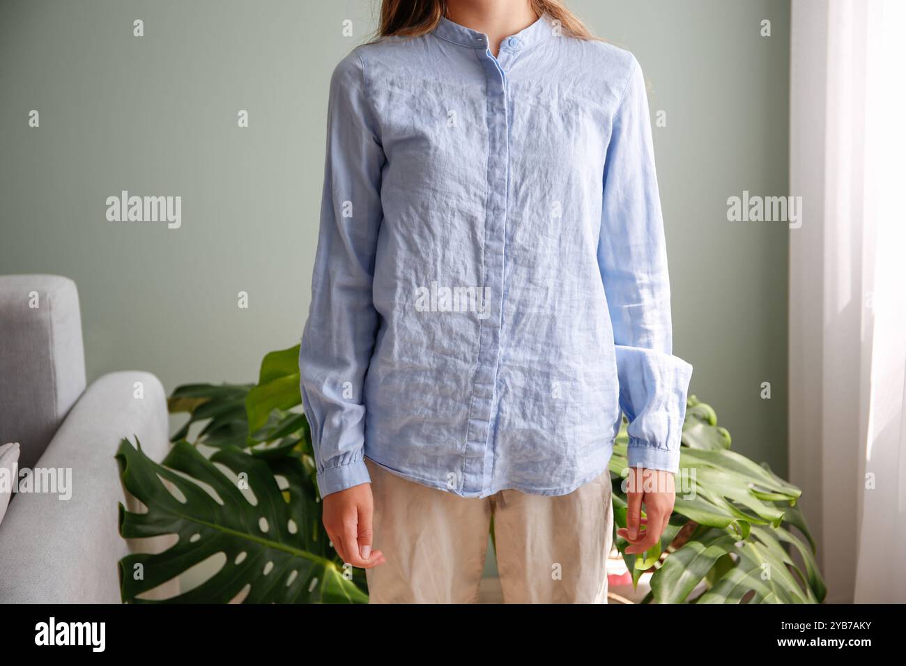 Die Frau trug ein gerolltes Hemd. Stockfoto