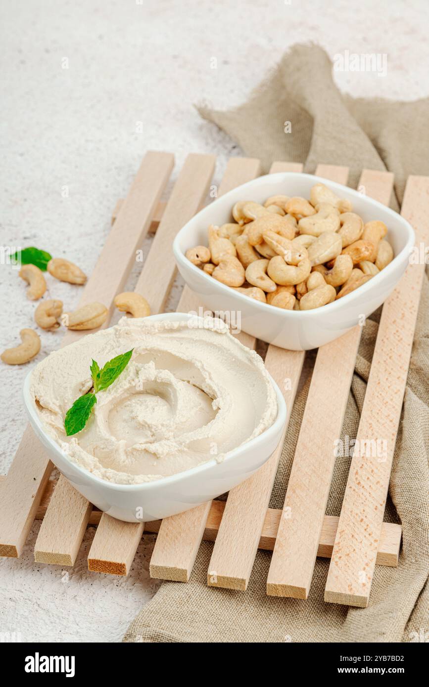 Hausgemachter veganer Cashew-Käse. Rohe gesunde Soße in einer Schüssel, laktosefreies Essen. Bio-Bio-Produkte, pflanzliche Ernährung, alternativer Lebensstil. Heller ston Stockfoto