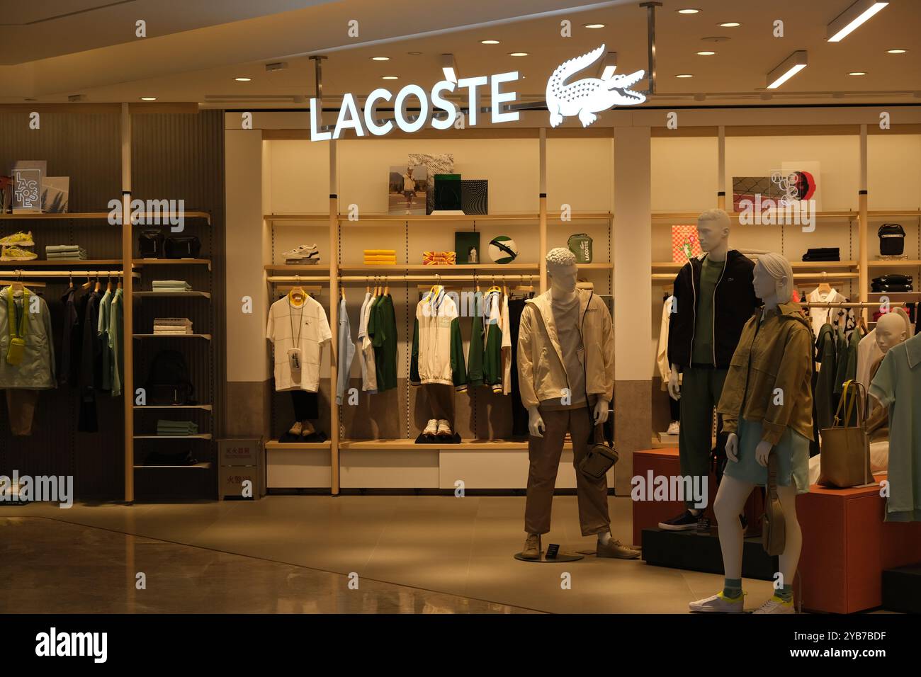 Shanghai, China - 8. März 2023: Lacoste Bekleidungsgeschäft Stockfoto