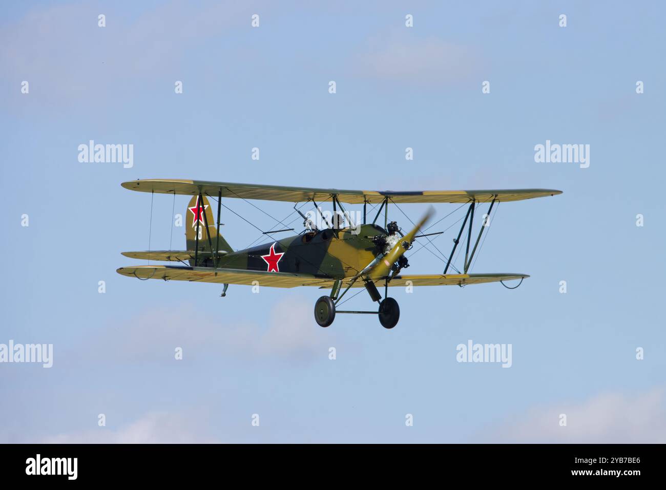 Polikarpov Po-2 Doppeldecker im Flug. Stockfoto