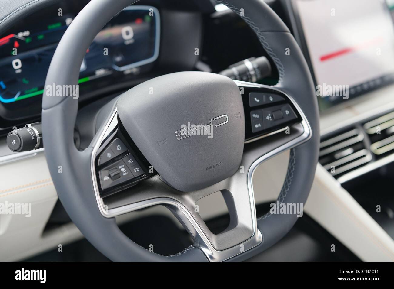 Shanghai, China – 9. Juli 2023: BYD-Markenlogo am Lenkrad. Chinesisches Elektroauto-Unternehmen Stockfoto