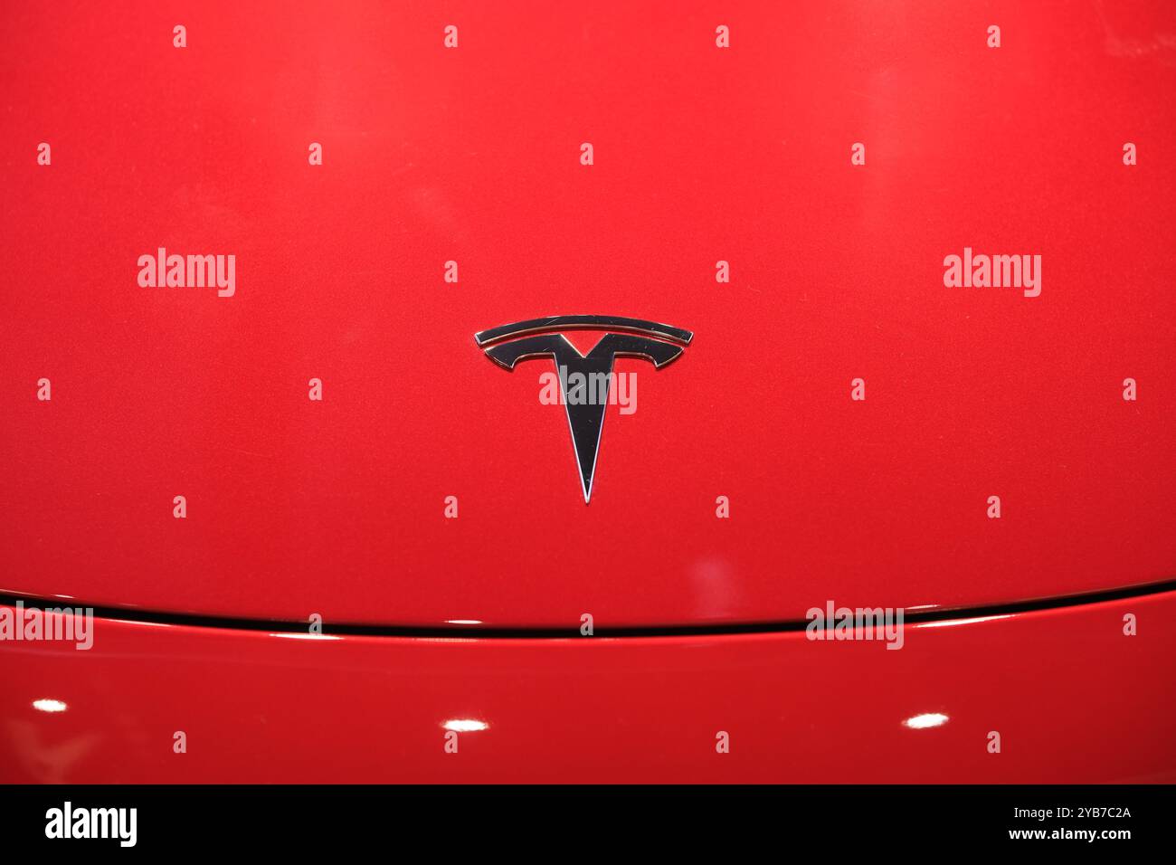 Shanghai, China - 8. Juli 2023: Tesla Car Logo. Logo der Marke Tesla Electric Car Stockfoto