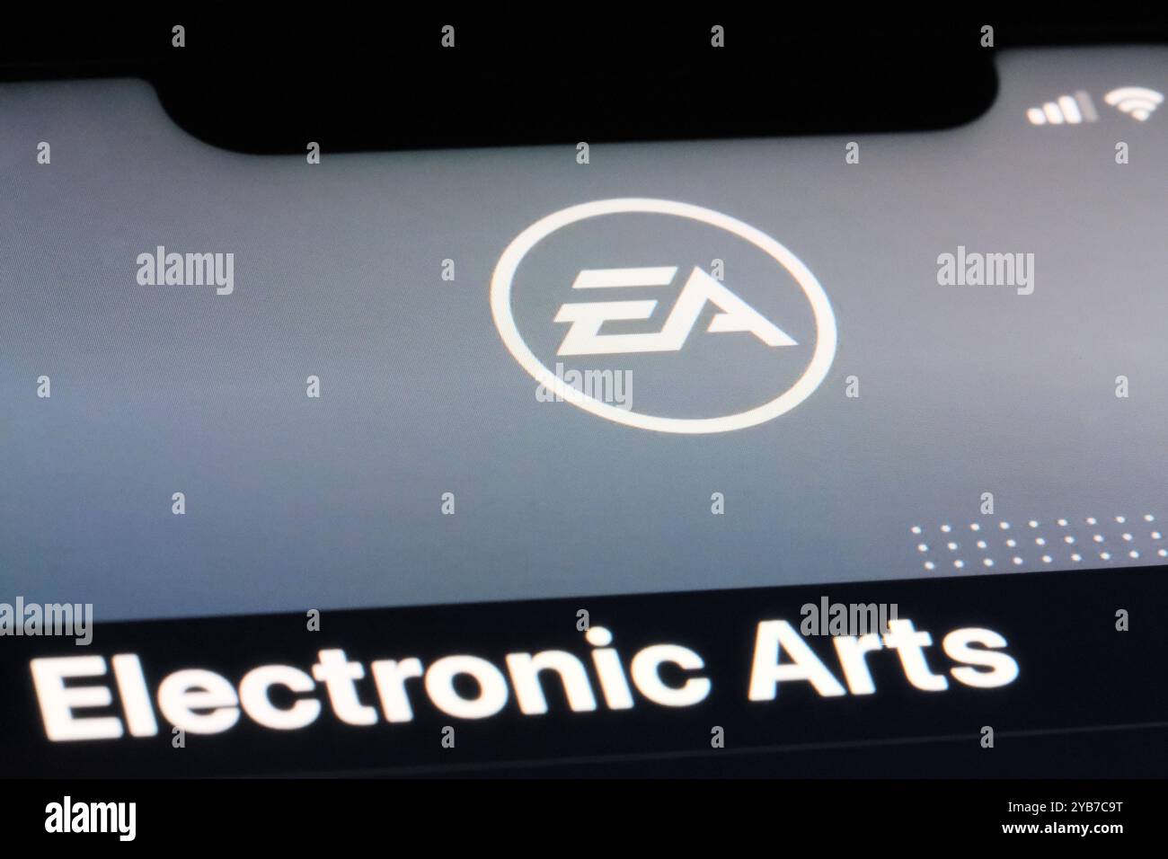 Schließen Sie das Logo der Marke Electronic Arts auf dem Bildschirm. Spielefirma Stockfoto