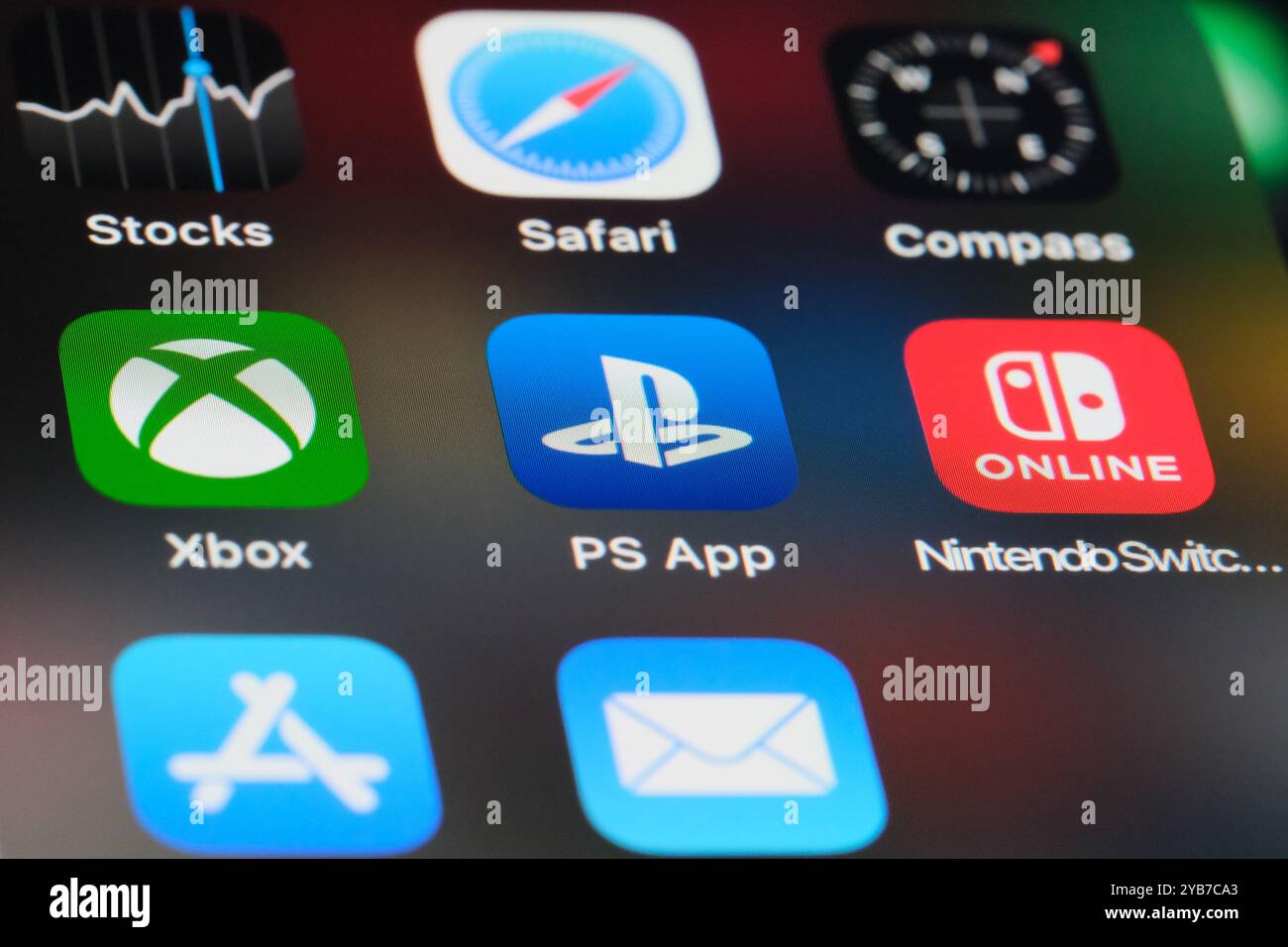 Symbole für Xbox, PlayStation und Nintendo Switch App auf dem Bildschirm. Verschiedene Marken für Videospiele Stockfoto