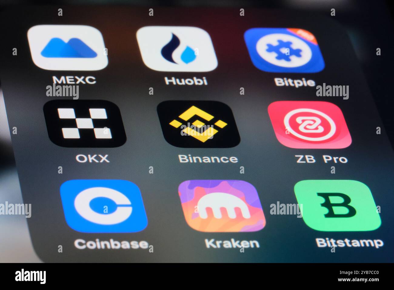 Binance, OKX, MEXC, Houbi, Coinbase, Bitpie, Kraken, ZB, Bitstamp App-Symbole. Verschiedene Firmenlogos für Exchange-Plattformen für Kryptowährungen Stockfoto