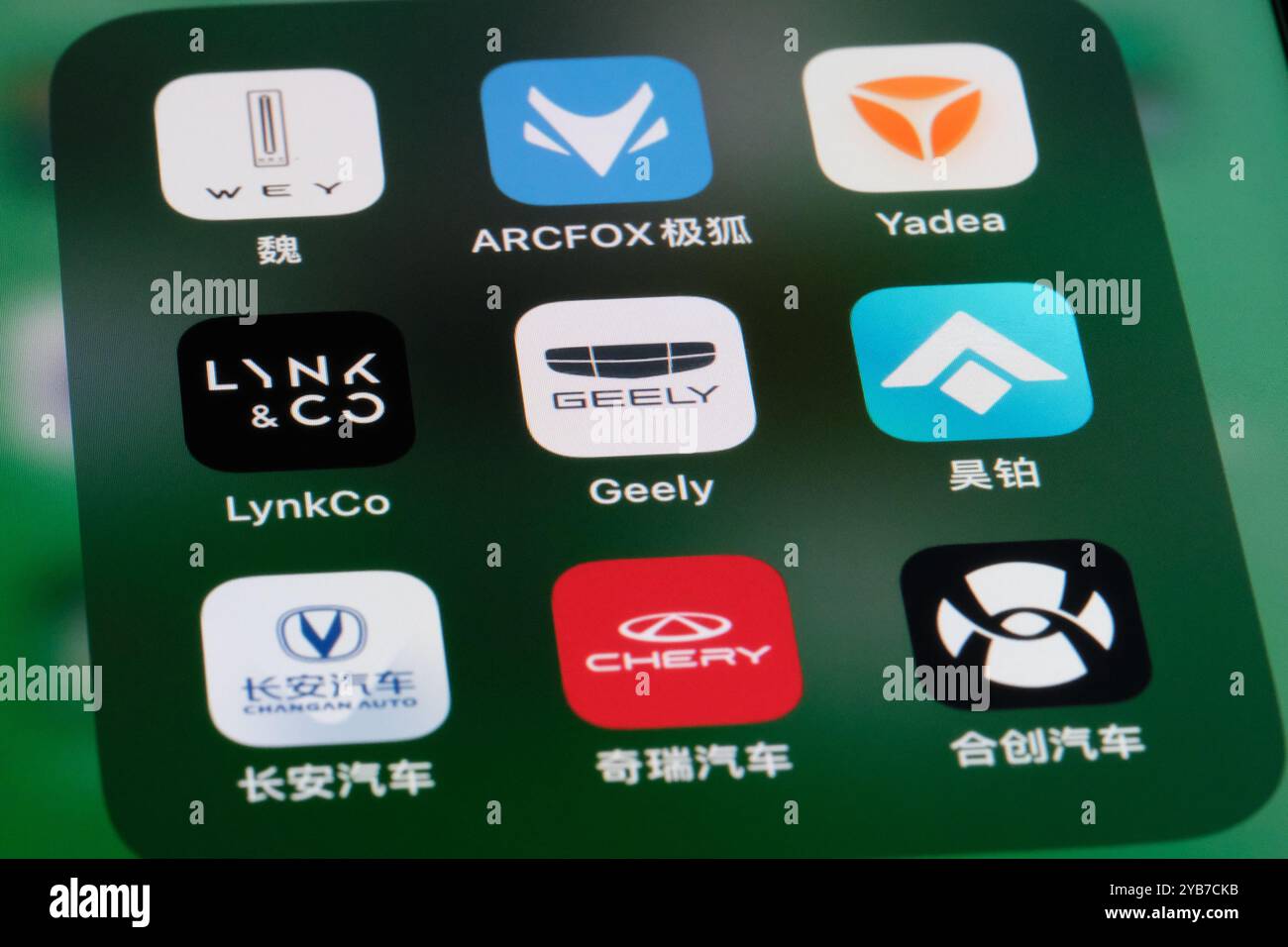 Geely, Lynk Co, Changan Automobile, Aion Hyper, Wey, Symbole für Arcfox, Yadea, Chery Automobile und Hycan. Verschiedene chinesische EV-Automarken Stockfoto