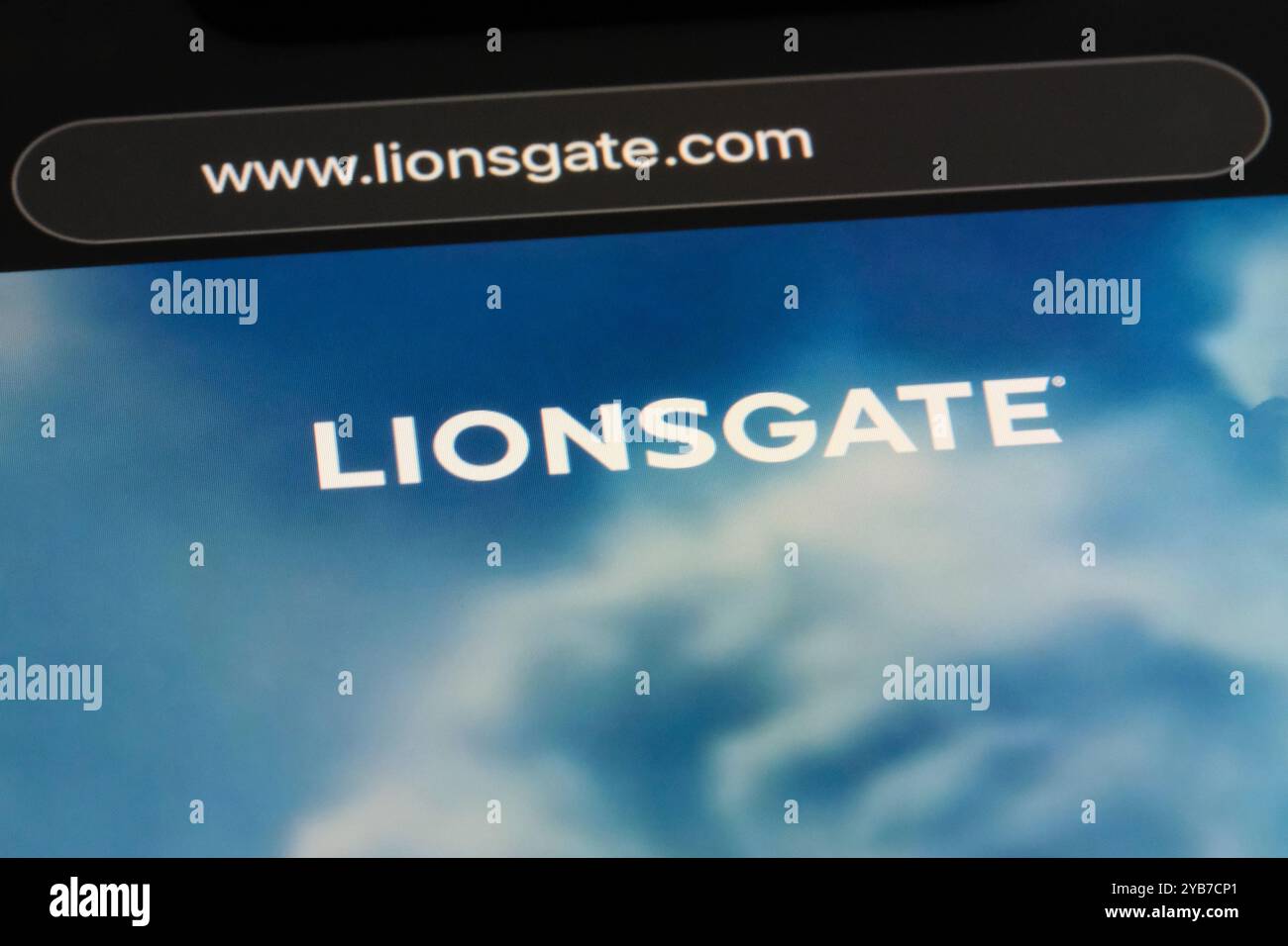 LIONSGATE Markenlogo auf der offiziellen Website. Lions Gate Entertainment Corporation Logo Stockfoto