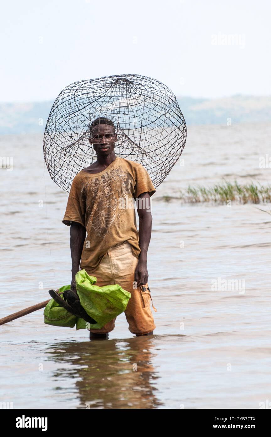 Ein Fischer mit seiner Ausrüstung am Victoriasee, Uganda Stockfoto