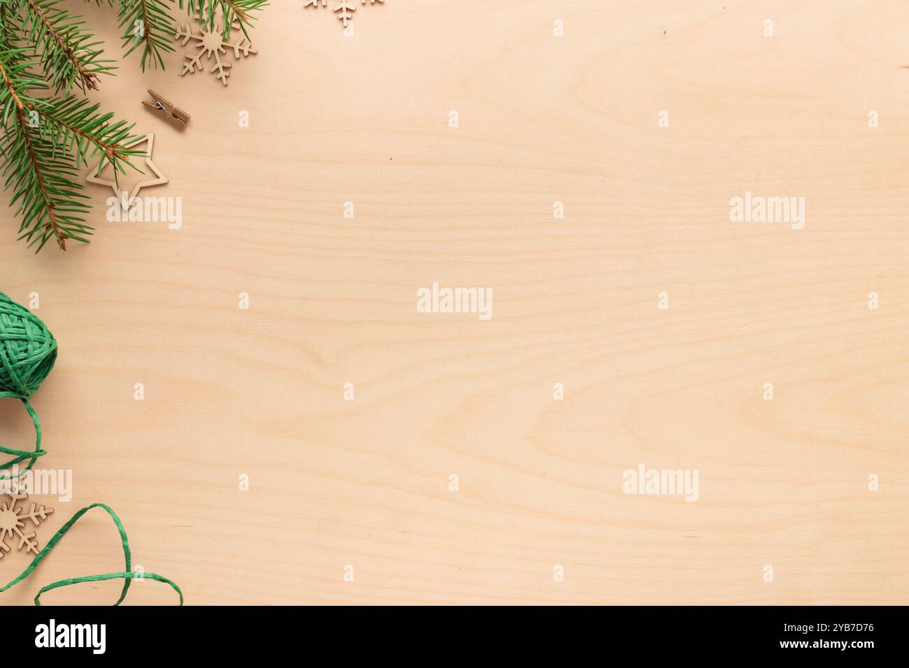 Weihnachten und Null Abfall, umweltfreundliche Naturdekoration auf einem Holztisch, Öko-Weihnachtskonzept, Öko-Dekor-Banner mit Kopierraum Stockfoto