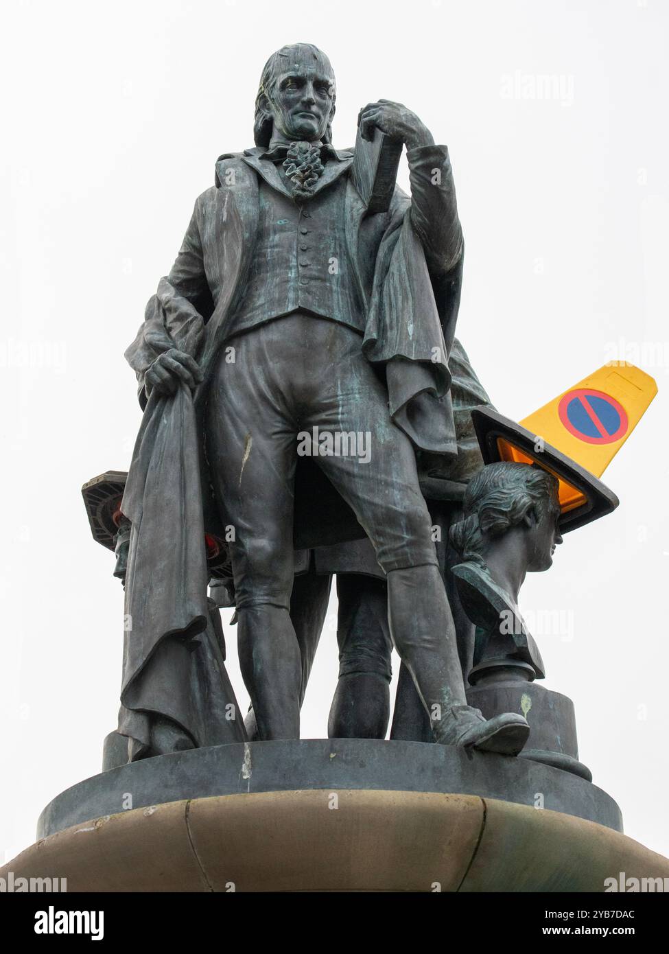Kilmarnock, Schottland, Großbritannien. 13. Oktober 2024: Die Statuen von Robert Burns und John Wilson Monument am Kilmarnock Cross. Stockfoto