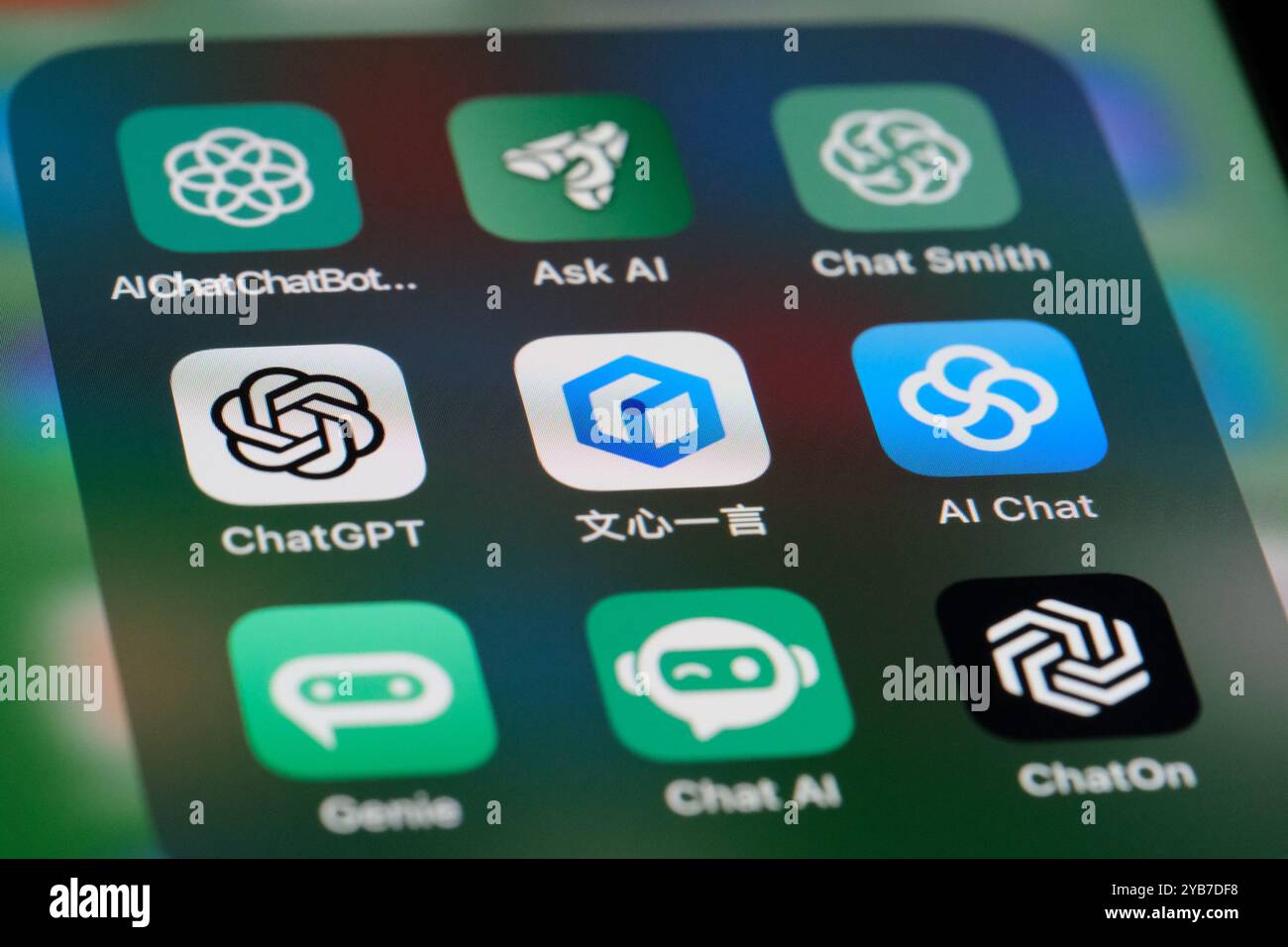 Symbol für Ernie Bot und ChatGPT App auf dem Bildschirm. Ernie Bot ist ein KI-Chatbot von Baidu Stockfoto