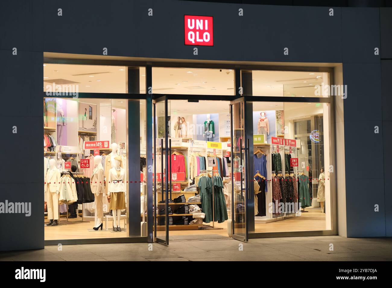 Shanghai, China - 8. März 2023: Uniqlo Bekleidungsgeschäft bei Nacht Stockfoto