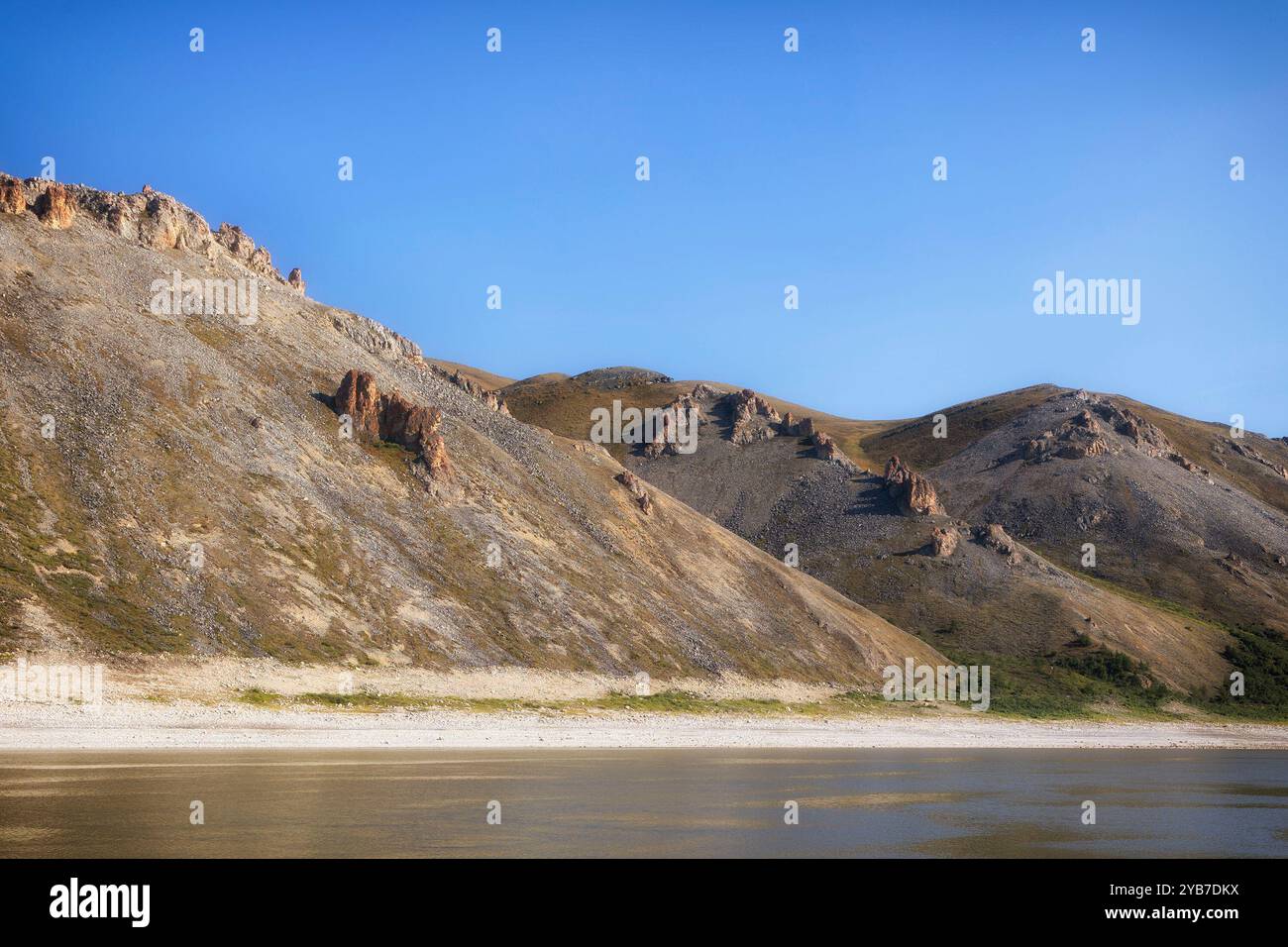 Die wunderschönen Ufer des sibirischen Flusses Lena spiegeln sich im Wasser Stockfoto