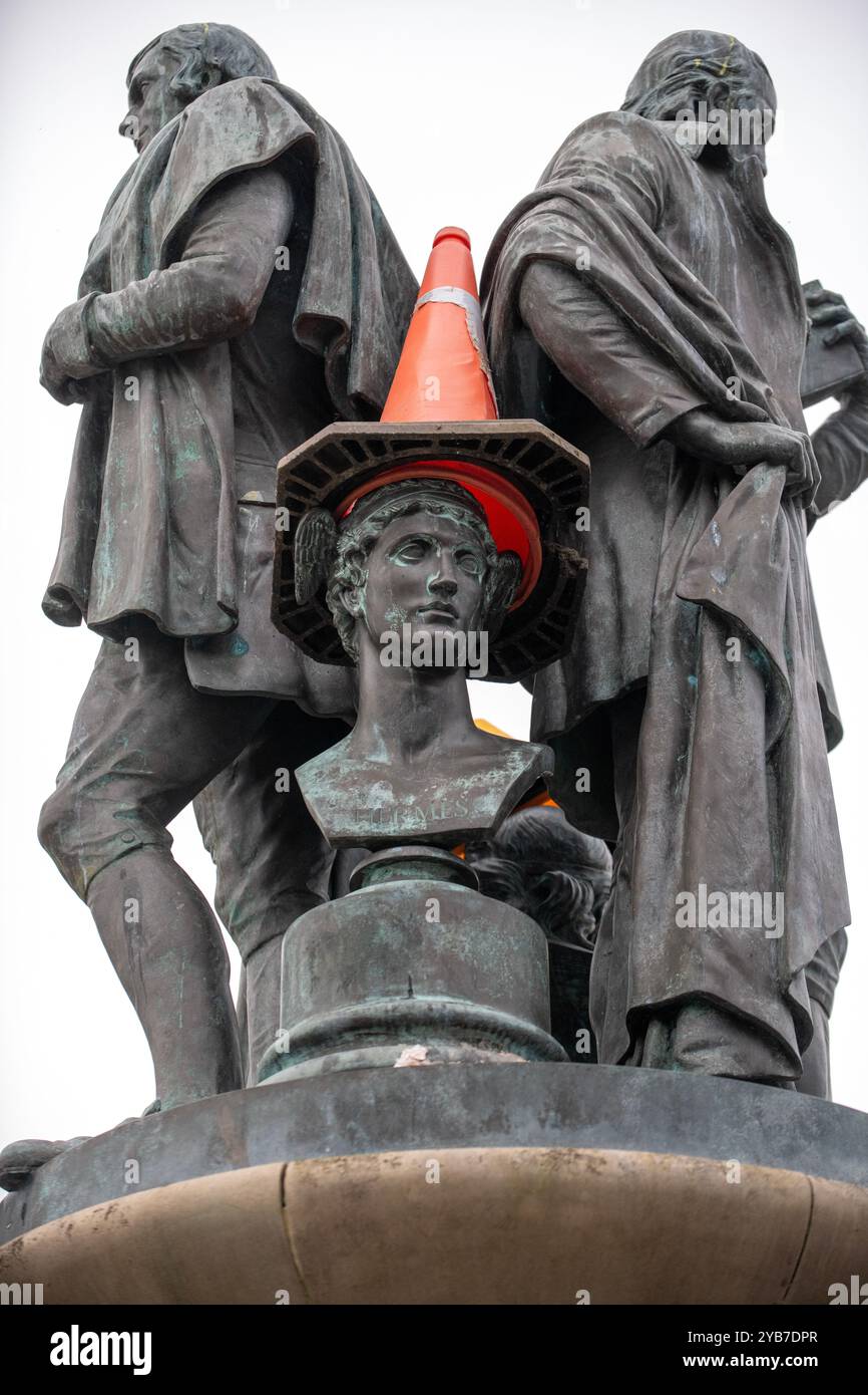 Kilmarnock, Schottland, Großbritannien. 13. Oktober 2024: Die Statuen von Robert Burns und John Wilson Monument am Kilmarnock Cross. Stockfoto