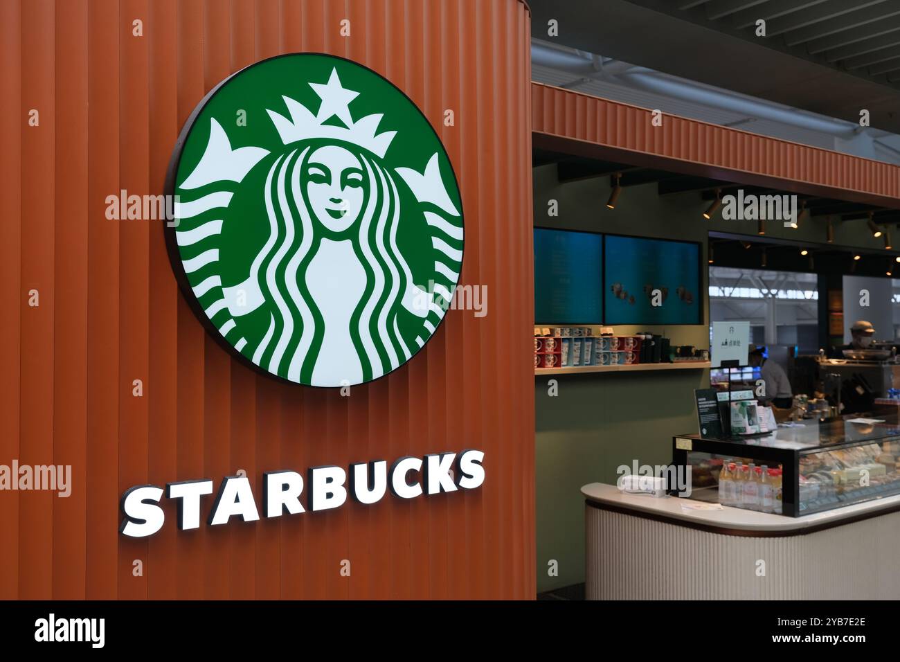 Shanghai, China - 13. Mai 2023: Starbucks Coffee Store und Markenlogo Stockfoto
