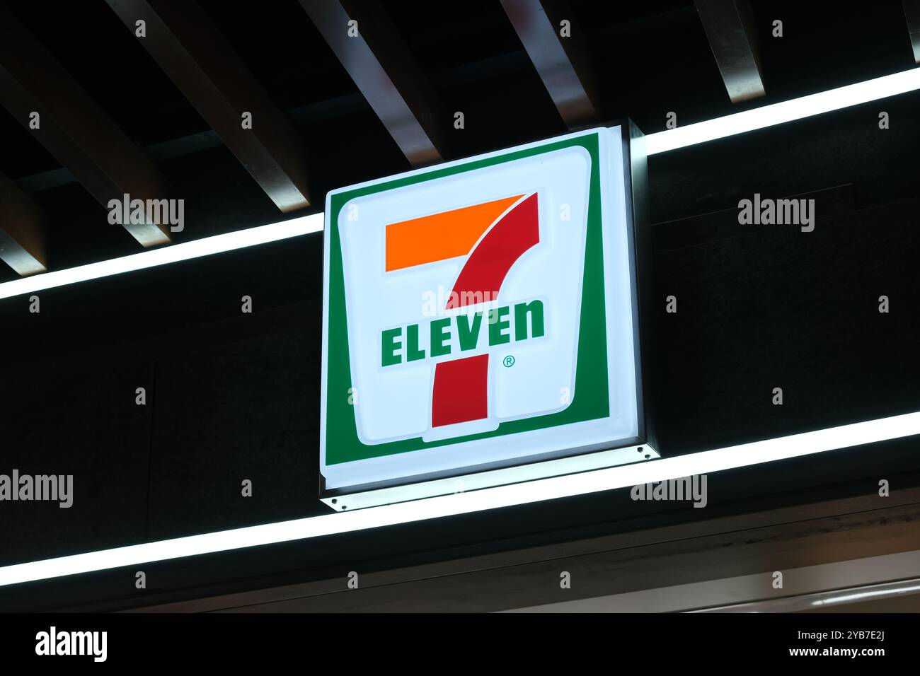 Shanghai, China-12. Mai 2023: Markenlogo des 7-Eleven-Supermarkts Stockfoto