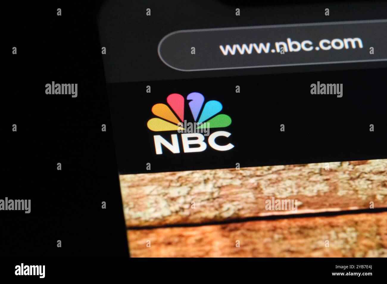 Logo der National Broadcasting Company (NBC) auf der offiziellen Website. Stockfoto