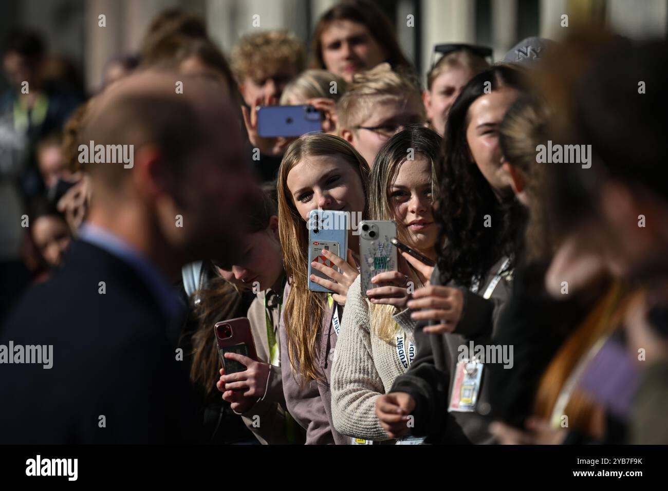 Studenten machen Fotos von dem Duke of Cornwall, während er sich nach seinem Besuch im Duchy College Stoke Climsland in Callington, Cornwall, auf die Reise vorbereitet, um mehr darüber zu erfahren, wie das College jungen Menschen in ländlichen Gebieten Möglichkeiten bietet. Bilddatum: Donnerstag, 17. Oktober 2024. Stockfoto