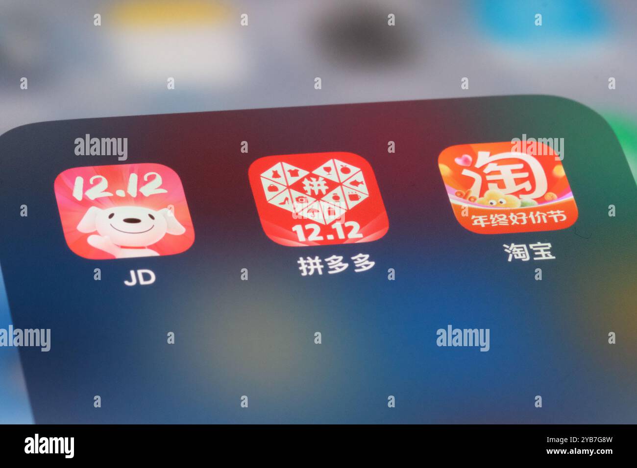 Pinduoduo, Taobao und JD. Com-App-Symbol auf dem Bildschirm. Verschiedene führende chinesische E-Commerce-Plattformen Stockfoto